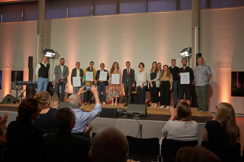 Kulturdezernent Felix Ammann (2.v.l.) und Kulturamtsleiter Steffen Müller (l.) würdigten die Künstlerinnen und Künstler, die den Sonderpreis für Kulturschaffende mit Bezug auf die Corona-Pandemie erhalten haben. (Foto: Philipp Ising) Kulturdezernent Felix Ammann (2.v.l.) und Kulturamtsleiter Steffen Müller (l.) würdigten die Künstlerinnen und Künstler, die den Sonderpreis für Kulturschaffende mit Bezug auf die Corona-Pandemie erhalten haben. (Foto: Philipp Ising)