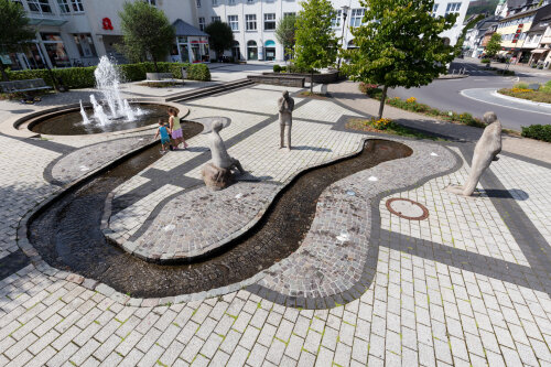 Monika Schüchters Kunstwerk „Austausch, Argwohn und Gelassenheit“ aus dem Jahr 2000, Bergneustadt. (Foto: Joachim Gies).
Monika Schüchters Kunstwerk „Austausch, Argwohn und Gelassenheit“ aus dem Jahr 2000, Bergneustadt. (Foto: Joachim Gies).