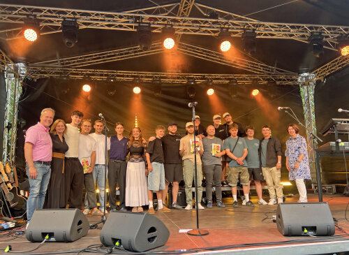 Die Preisträger des ersten Band Contest Oberberg präsentierten sich auf der Open Air Bühne auf Schloss Homburg. Gemeinsam mit Kreisdirektor Klaus Grootens (v.l.), Moderatorin Alex Pesch und Rosemarie Katzenbach, Referentin der Kulturstiftung Oberberg der Kreissparkasse Köln (r.) freuten sich die jungen Musikerinnen und Musiker über ihre Platzierungen und ein begeistertes Publikum. (Foto: OBK) Die Preisträger des ersten Band Contest Oberberg präsentierten sich auf der Open Air Bühne auf Schloss Homburg. Gemeinsam mit Kreisdirektor Klaus Grootens (v.l.), Moderatorin Alex Pesch und Rosemarie Katzenbach, Referentin der Kulturstiftung Oberberg der Kreissparkasse Köln (r.) freuten sich die jungen Musikerinnen und Musiker über ihre Platzierungen und ein begeistertes Publikum. (Foto: OBK)