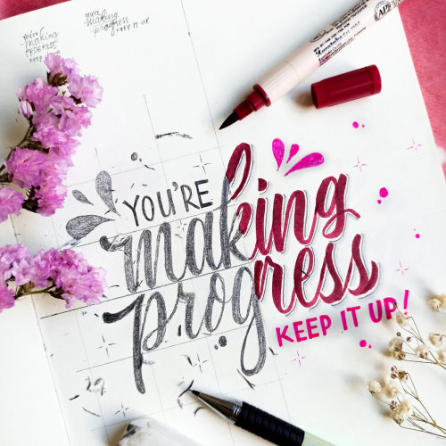 Kreativ Ideen werden beim Workshop zum Handlettering umgesetzt. (Foto: Kunstwerkstatt Köln)