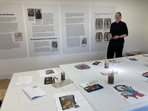 Kuratorin Dr. Birgit Langhanke begleitet die Besucherinnen und Besucher in der Sonderausstellung, und schafft mit kreativen Mitteln einen Zugang zu den Werken Max Beckmanns. (Foto: OBK) Kuratorin Dr. Birgit Langhanke begleitet die Besucherinnen und Besucher in der Sonderausstellung, und schafft mit kreativen Mitteln einen Zugang zu den Werken Max Beckmanns. (Foto: OBK)