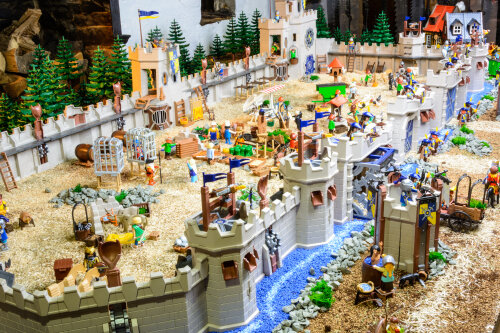 Rückblick auf die PLAYMOBIL-Sonderausstellung 2019: eine detailreich gestaltete Szene in der Burgküche von Schloss Homburg. (Foto: Oliver Kolken)