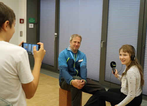 Museumleiter Steffen Müller wurde von den Reportern Malte und Marie-Lena des Jugendradios KURUX (vom Kulturruckssack NRW) interviewt. Die Nachwuchsmoderatoren begleiteten die zahlreichen Aktionen und Mitmachangebote des Museumsfests mit Kamera und Mikrofon. (Foto: OBK)   