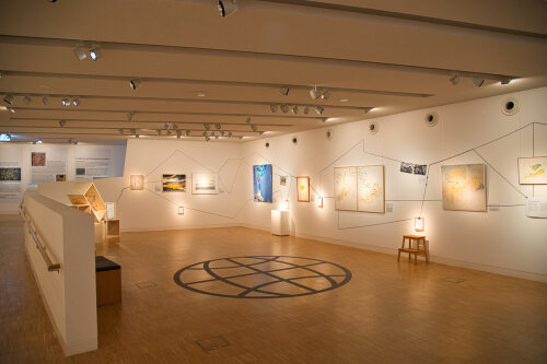 Einblick in die Ausstellung NETZwerk im White Cube auf Schloss Homburg. (Foto: Oliver Kolken) 