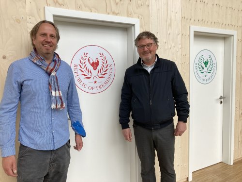 Kulturamtsleiter Steffen Müller (l.) und Rainer Gottschlich, Schulleiter des Kaufmännischen Berufskollegs Oberberg (Gummersbach) haben die Schülergruppe auf ihren Besuch in "Fremdistan" vorbereitet. (Foto: OBK) Kulturamtsleiter Steffen Müller (l.) und Rainer Gottschlich, Schulleiter des Kaufmännischen Berufskollegs Oberberg (Gummersbach) haben die Schülergruppe auf ihren Besuch in "Fremdistan" vorbereitet. (Foto: OBK)