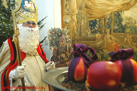 Bischof Nikolaus beim Besuch des Nikolausmarktes auf Schloss Homburg im Jahr 2005