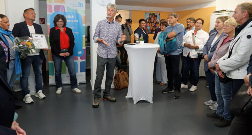 Jörn Materne, der als Ansprechpartner und Lotse im Familienbüro Morsbach tätig ist, setzt auf Netzwerkarbeit um bedarfsgerechte Angebote für Familien in Morsbach zu entwickeln und bereitzustellen. (Foto: OBK). Jörn Materne, der als Ansprechpartner und Lotse im Familienbüro Morsbach tätig ist, setzt auf Netzwerkarbeit um bedarfsgerechte Angebote für Familien in Morsbach zu entwickeln und bereitzustellen. (Foto: OBK).