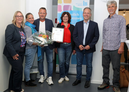 Kreisdirektor Klaus Grootens (2.v.r.) eröffnete das erste Familienbüro des Oberbergischen Kreises in Morsbach, gemeinsam mit (v.l.): Maya Dauth, Regionalleitung IB NRW Süd/ Ost; Sarah Bayer, Bereichsleitung IB-West; Frank Halberstadt, Koordination (IB-West); Susanne Hammer, Leiterin des Sozialamtes Morsbach und Jörn Materne, Leitung Familienbüro (r.). (Foto: OBK) Kreisdirektor Klaus Grootens (2.v.r.) eröffnete das erste Familienbüro des Oberbergischen Kreises in Morsbach, gemeinsam mit (v.l.): Maya Dauth, Regionalleitung IB NRW Süd/ Ost; Sarah Bayer, Bereichsleitung IB-West; Frank Halberstadt, Koordination (IB-West); Susanne Hammer, Leiterin des Sozialamtes Morsbach und Jörn Materne, Leitung Familienbüro (r.). (Foto: OBK)