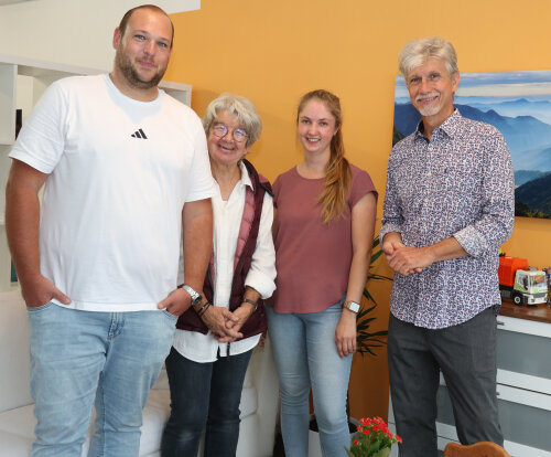 Die Lotsinnen und Lotsen des Familienbüros Morsbach freuen sich auf ihre Aufgaben (v.l.n.r.): Martin Langen, Sozialpädagoge; Ulrike Madel, Lehrerin; Selina Jonuschat, Erzieherin und Jörn Materne, Sozialpädagoge. (Foto: OBK) Die Lotsinnen und Lotsen des Familienbüros Morsbach freuen sich auf ihre Aufgaben (v.l.n.r.): Martin Langen, Sozialpädagoge; Ulrike Madel, Lehrerin; Selina Jonuschat, Erzieherin und Jörn Materne, Sozialpädagoge. (Foto: OBK)