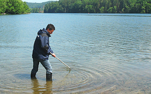 Während der Badesaison werden alle vier Wochen Proben entnommen und auf die mikrobiologischen Parameter Escherichia coli (E. coli) und Enterokokken untersucht. (Foto: OBK)