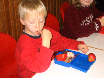 Das Foto zeigt einen Jungen, der sein Frühstück in einer Frühstücksbox mitgebracht hat
