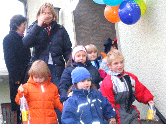 Das Foto zeigt, wie Kinder mit ihren erwachsenen Begleiterinnen die Theateraufführung verlassen und dabei strahlen