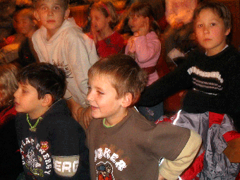 Das Foto zeigt Kinder im Zuschauerraum vor der Theateraufführung