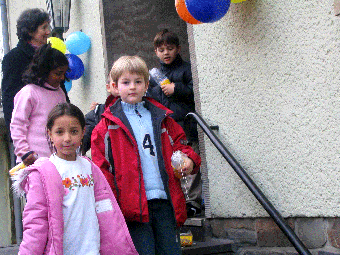 Auch dieses Foto zeigt Kinder nach der Vorstellung auf dem Weg nach Hause.