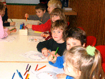 Das Foto zeigt Kinder, die Bilder zum Thema Zahngesundheit malen.