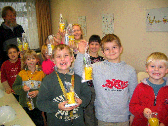 Das Foto zeigt Kinder, die mit einem Geschenk das Prophylaxezentrum des Gesundheitsamtes verlassen