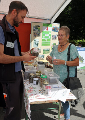 Renate Weiermann kaufte Samen von Wildkräutern und Wildpflanzen für ihren Garten ein. (Foto: OBK)