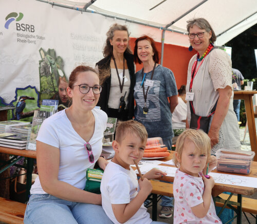 Die Mitmachstation zu naturkundlichen Themen vor dem Roten Haus war von kleinen und großen Gästen stets gut besucht. (Foto: OBK) Die Mitmachstation zu naturkundlichen Themen vor dem Roten Haus war von kleinen und großen Gästen stets gut besucht. (Foto: OBK)