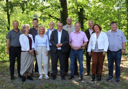 Die Vertreterinnen und Vertreter des Bergischen Landschaftstags und der Veranstaltungsreihe "Stadt Land Fluss trifft Bergische Wanderwochen" (v.l.n.r.): Frank Herhaus, Dezernent für Planung, Regionalentwicklung und Umwelt; Dr. Martina Gelhar, Leiterin der LVR-Abteilung Kulturlandschaftspflege; Jens Eichner, Geschäftsführer des Naturparks Bergisches Land; Gabi Wilhelm, Geschäftsführerin der Das Bergische GmbH; Guido Kohlenbach, Leiter des LVR_Fachbereichs Regionale Kulturarbeit; Oliver Krischer, Minister für Umwelt, Naturschutz und Verkehr des Landes Nordrhein-Westfalen; Matthias Wirtz-Amling, Leiter der Biologischen Stationen Oberberg und Rhein-Berg; Kreisdirektor Klaus Grootens; Dr. Josef Tumbrinck, Leiter der Abteilung Naturschutz im Umweltministerium des Landes NRW; Dr. Christiane Leonards-Schippers, stellvertr. Vorsitzende der Landschaftsversammlung Rheinland; Reinhold Müller, stellvertr. Vorsitzender des Umweltausschusses des Oberbergischen Kreises. (Foto: OBK) Die Vertreterinnen und Vertreter des Bergischen Landschaftstags und der Veranstaltungsreihe "Stadt Land Fluss trifft Bergische Wanderwochen" (v.l.n.r.): Frank Herhaus, Dezernent für Planung, Regionalentwicklung und Umwelt; Dr. Martina Gelhar, Leiterin der LVR-Abteilung Kulturlandschaftspflege; Jens Eichner, Geschäftsführer des Naturparks Bergisches Land; Gabi Wilhelm, Geschäftsführerin der Das Bergische GmbH; Guido Kohlenbach, Leiter des LVR_Fachbereichs Regionale Kulturarbeit; Oliver Krischer, Minister für Umwelt, Naturschutz und Verkehr des Landes Nordrhein-Westfalen; Matthias Wirtz-Amling, Leiter der Biologischen Stationen Oberberg und Rhein-Berg; Kreisdirektor Klaus Grootens; Dr. Josef Tumbrinck, Leiter der Abteilung Naturschutz im Umweltministerium des Landes NRW; Dr. Christiane Leonards-Schippers, stellvertr. Vorsitzende der Landschaftsversammlung Rheinland; Reinhold Müller, stellvertr. Vorsitzender des Umweltausschusses des Oberbergischen Kreises. (Foto: OBK)