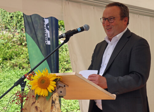 "Die Veranstaltungen in den nächsten Wochen vor tollen oberbergischen Kulissen zeigt die Region noch einmal in einem ganz anderen Licht“, warb Umweltminister Oliver Krischer für die Veranstaltungsreihe "Stadt Land Fluss trifft Bergische Wanderwochen". (Foto: OBK) "Die Veranstaltungen in den nächsten Wochen vor tollen oberbergischen Kulissen zeigt die Region noch einmal in einem ganz anderen Licht“, warb Umweltminister Oliver Krischer für die Veranstaltungsreihe "Stadt Land Fluss trifft Bergische Wanderwochen". (Foto: OBK)