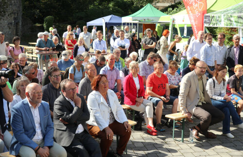 Zahlreiche Gäste und Repräsentanten begleiteten die offizielle Eröffnung des Bergischen Landschaftstags am Fuße von Schloss Homburg. (Foto: OBK) Zahlreiche Gäste und Repräsentanten begleiteten die offizielle Eröffnung des Bergischen Landschaftstags am Fuße von Schloss Homburg. (Foto: OBK)