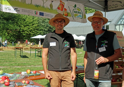 Für die Vielfalt regionale Apfelsorten und den Erhalt der Streuobstwiesen warb - u.a. - die Biologische Station Oberberg. (Foto: OBK) Für die Vielfalt regionale Apfelsorten und den Erhalt der Streuobstwiesen warb - u.a. - die Biologische Station Oberberg. (Foto: OBK)