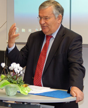 Der Kreis möchte dazu beitragen, dass der Wunsch der Pflege daheim möglichst erfüllt wird, sagt Landrat Hagen Jobi. (Foto: OBK) Der Kreis möchte dazu beitragen, dass der Wunsch der Pflege daheim möglichst erfüllt wird, sagt Landrat Hagen Jobi. (Foto: OBK)