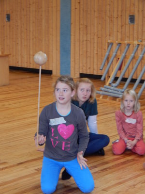 Erkenntnis: Balancieren klappt am besten, wenn die Kugel oben ist. (Foto: OBK)