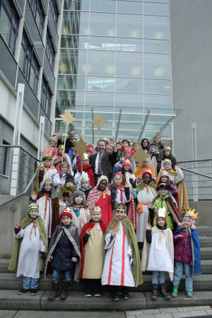 Rund 45 kleine Königinnen und Könige zogen alleine in der Gummersbacher Pfarrgemeinde St. Franziskus von Haus zu Haus. (Foto: OBK)