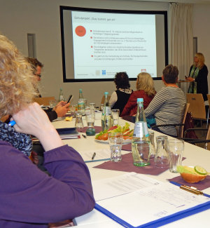 Ingrid Effenberger von der Caritas Rhein-Berg präsentierte das Pilotprojekt "Das kommt gut an". (Foto: OBK)