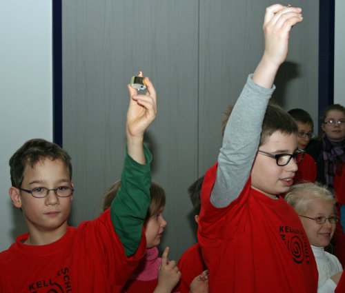 Beim Kerzenlied entzündeten die Kinder Adventslichter (Foto:OBK)