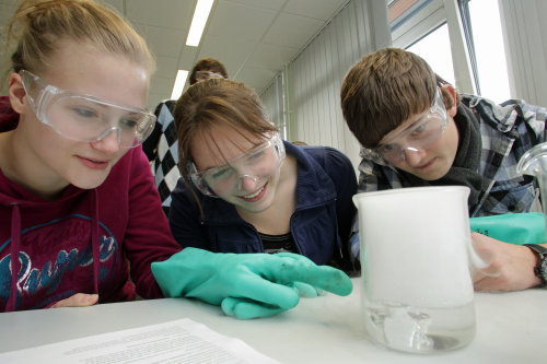 Spannende Versuche erwarten die Teilnehmer der Herbstakademie 2014. (Foto: OBK)