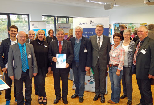 Gelebte Kooperation beim Pflegetag: Landrat Hagen Jobi (5. von l.), AGewiS-Leiterin Ursula Kriesten (4. von l.) und Ralf Laflör von der AOK (4. von r.) mit dem Organisationsteam. (Foto: OBK) Gelebte Kooperation beim Pflegetag: Landrat Hagen Jobi (5. von l.), AGewiS-Leiterin Ursula Kriesten (4. von l.) und Ralf Laflör von der AOK (4. von r.) mit dem Organisationsteam. (Foto: OBK)