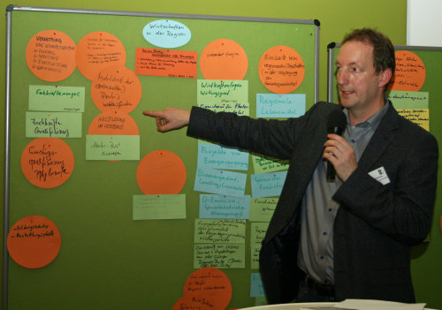 Dr. Frank Bröckling (planinvent, l.) gab Beispiele für erste Projektideen und betreute auch die Thementische mit (Foto:OBK)