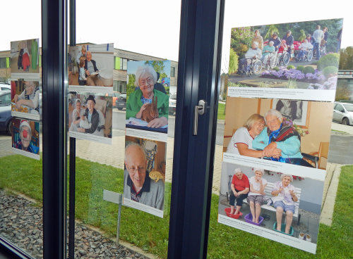 "DaSein" - Ein persönlicher Blick auf die Pflege: Die Ausstellung des Bundesministeriums für Gesundheit hing im Eingangsbereich der AGewiS. (Foto: OBK) "DaSein" - Ein persönlicher Blick auf die Pflege: Die Ausstellung des Bundesministeriums für Gesundheit hing im Eingangsbereich der AGewiS. (Foto: OBK)
