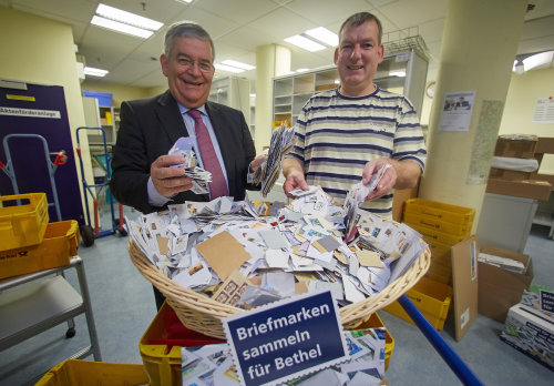Landrat Hagen Jobi (l.) und Poststellen-Koordinator Frank Behrendt freuen sich über zahlreiche Briefmarken. (Foto: OBK) Landrat Hagen Jobi (l.) und Poststellen-Koordinator Frank Behrendt freuen sich über zahlreiche Briefmarken. (Foto: OBK)
