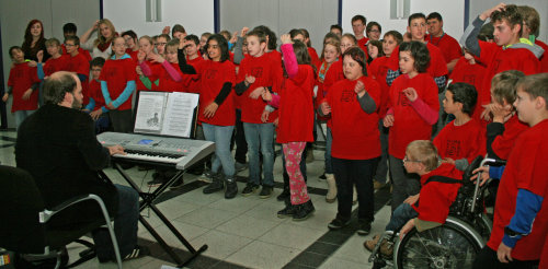 Zu jedem Weihnachtslied lieferten die Kinder "Bilder" (Foto:OBK)  