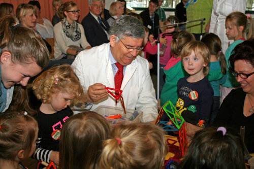 Mit großer Begeisterung führten die Kinder Landrat Hagen Jobi ihre Experimente vor (Foto:OBK)