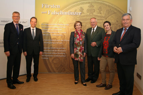 Organisatoren und Förderer der Sonderausstellung (v.l.n.r.): Bernd Hombach, Vorsitzender des Fördervereins Schloss Homburg; Klaus Grootens, Kulturdezernent; Dr. Gudrun Sievers-Flägel, Museumsdirektorin; Christian - Peter Kotz, Ehrenvorsitzender des Fördervereins Schloss Homburg; Elisabeth Doerk, Münzauktionshaus Künker; Landrat Hagen Jobi (Foto:OBK) Organisatoren und Förderer der Sonderausstellung (v.l.n.r.): Bernd Hombach, Vorsitzender des Fördervereins Schloss Homburg; Klaus Grootens, Kulturdezernent; Dr. Gudrun Sievers-Flägel, Museumsdirektorin; Christian - Peter Kotz, Ehrenvorsitzender des Fördervereins Schloss Homburg; Elisabeth Doerk, Münzauktionshaus Künker; Landrat Hagen Jobi (Foto:OBK)