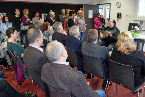 Musikalisch und stimmungsvoll war der Auftakt mit dem EinfachMalSingenChor. (Foto: OBK)