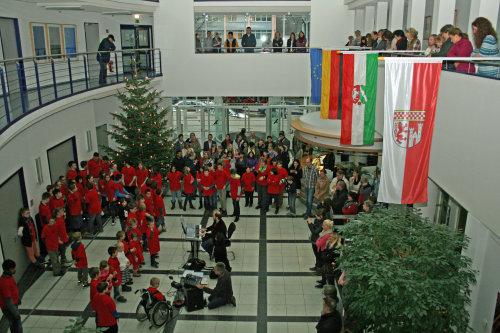Das Kreishausfoyer war Bühne der Cöre der Helen-Keller-Schule (Foto:OBK)