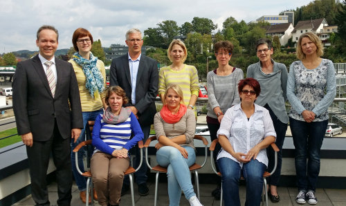 100 Stunden gepaukt: AGewiS-Betriebsleiter Klaus Grootens (l.) gratuliert den ersten Hygienebeauftragten nach erfolgreicher Qualifizierung. (Foto: OBK) 100 Stunden gepaukt: AGewiS-Betriebsleiter Klaus Grootens (l.) gratuliert den ersten Hygienebeauftragten nach erfolgreicher Qualifizierung. (Foto: OBK)