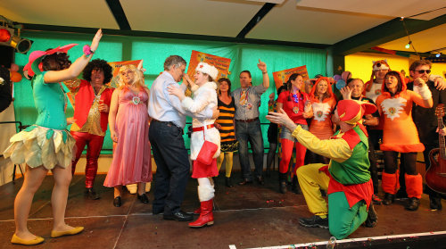 Jecke Künstler und tolle Stimmung auf der Bühne der Kreiskantine (Foto:OBK)