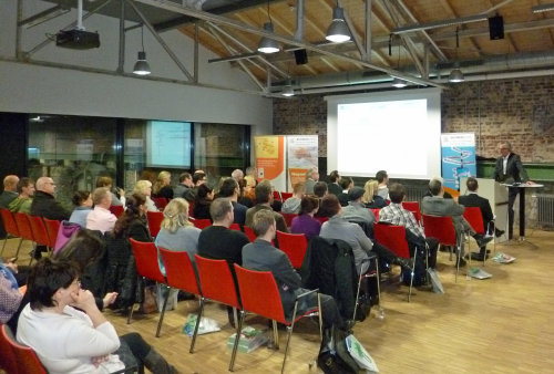 Die Besucherinnen und Besucher können sich durch verschiedene Vorträge über Weiterbildungsmaßnahmen informieren lassen. (Foto: OBK) Die Besucherinnen und Besucher können sich durch verschiedene Vorträge über Weiterbildungsmaßnahmen informieren lassen. (Foto: OBK)