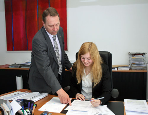 Kreisdirektor Jochen Hagt erklärt Nora Bechheim (Gymnasium Waldbröl)aktuelle "Vorgänge" (Foto:OBK)