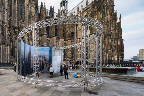 In direkter Nähe zum Dom werden die großformatigen Panoramafotos präsentiert. (Foto: HG Esch)