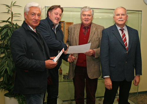 4000 Euro überreichten Dr. Jorg Nürmberger (2. von r.), Klaus Ommer (l.) und Michael Puscher (r.) an Dr. Ralf Mühlenhaus, Vorsitzender des Vereins "Rettung Oberberg". (Foto: OBK) 4000 Euro überreichten Dr. Jorg Nürmberger (2. von r.), Klaus Ommer (l.) und Michael Puscher (r.) an Dr. Ralf Mühlenhaus, Vorsitzender des Vereins "Rettung Oberberg". (Foto: OBK)