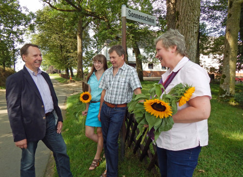 Bei Sonnenschein in Sonnenschein: Kreisdirektor Jochen Hagt mit der Familie Grüterich. (Foto: OBK)