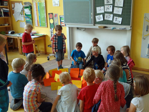 Die zukünftigen I-Dötzchen aus der benachbarten Kindertagesstätte können jetzt von der anschaulichen Entwicklungstabelle profitieren (Foto:OBK)