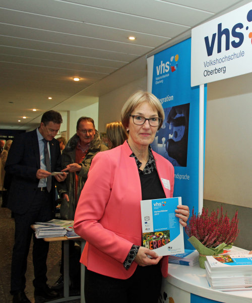 Die Leiterin der Volkshochschule des Oberbergischen Kreises, Renée Scheer am Infostand (Foto: OBK).